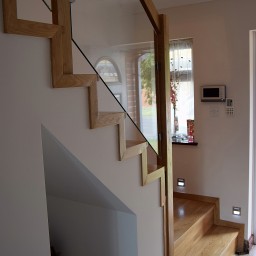 Oak stairs with glass balustrade 